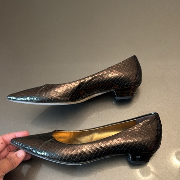 Ladies Bronze AUTHENTIC GIUSEPPE ZANOTTI KITTEN PUMPS - Picture 7 of 7